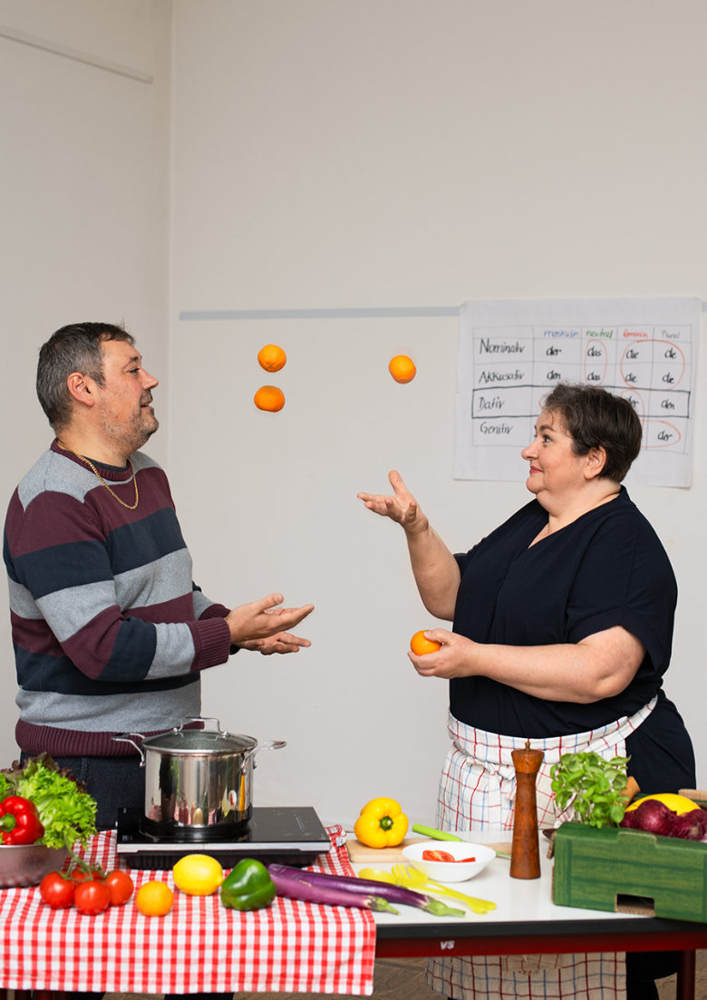 Bauchgefühl, Foto von zwei Personen, die mit Orangen jonglieren, Fotografie Barbara Dietl