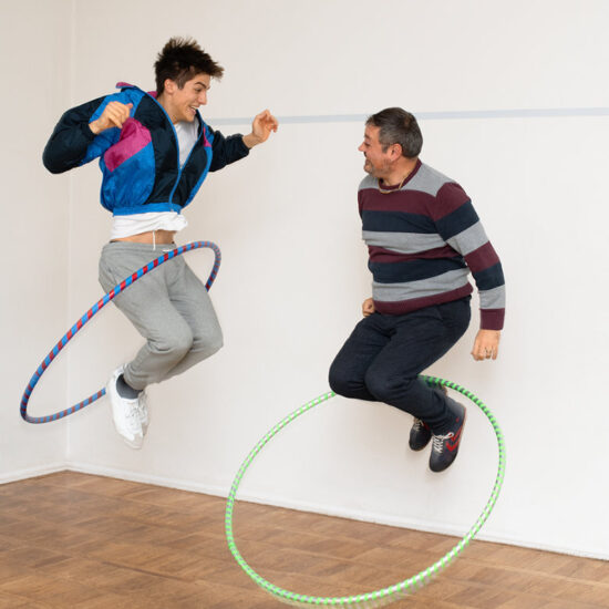 Bauchgefühl, Foto von zwei Personen, die in die Luft hüpfen, Fotografie Barbara Dietl