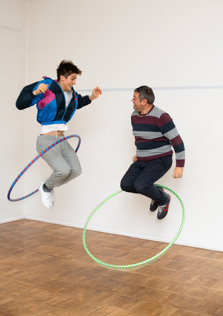 Bauchgefühl, Foto von zwei Personen, die in die Luft hüpfen, Fotografie Barbara Dietl